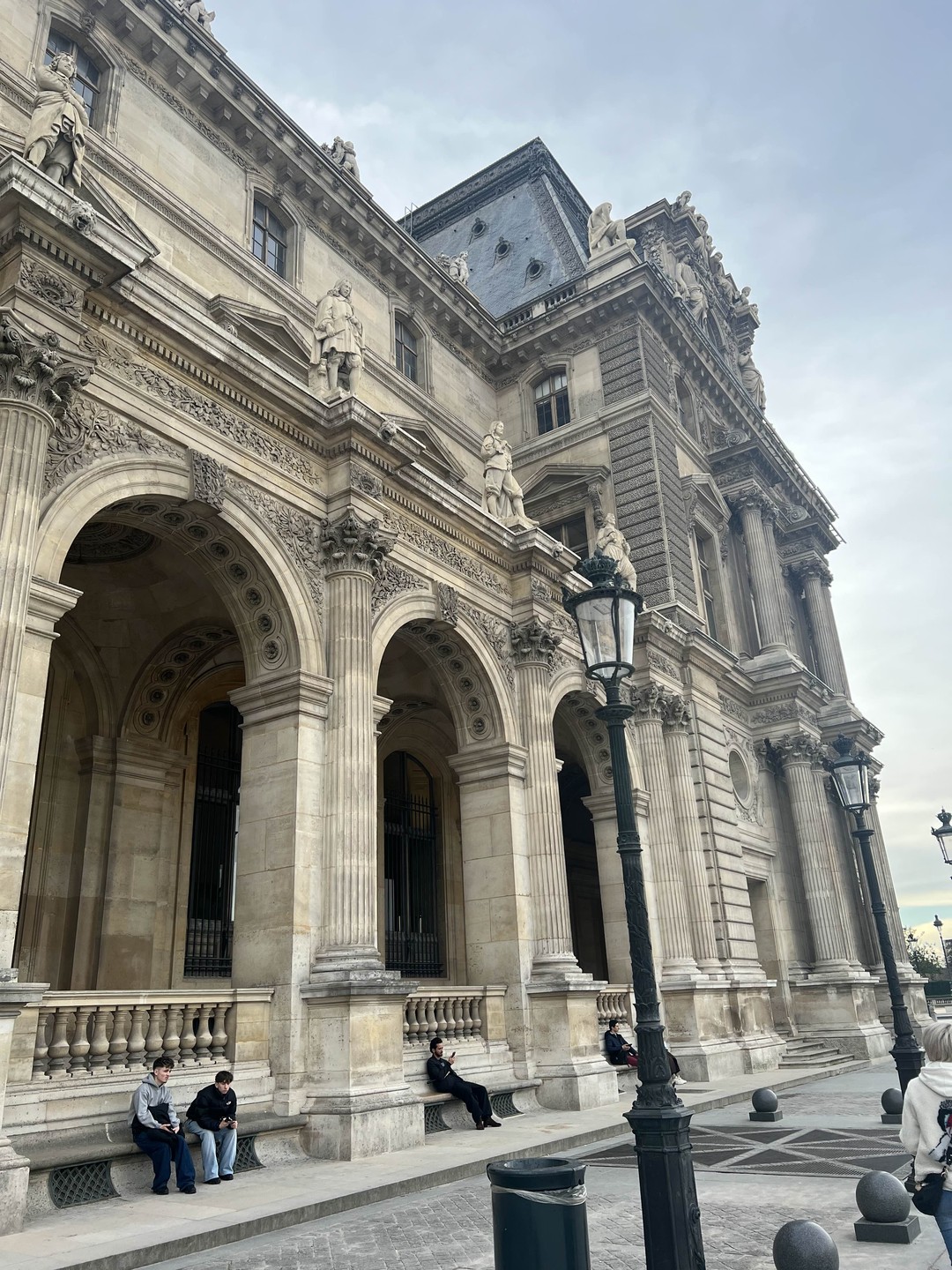 Если вы собираетесь посетить Лувр, то гид просто необходим, потому что Лувр настолько огромен и прекрасен