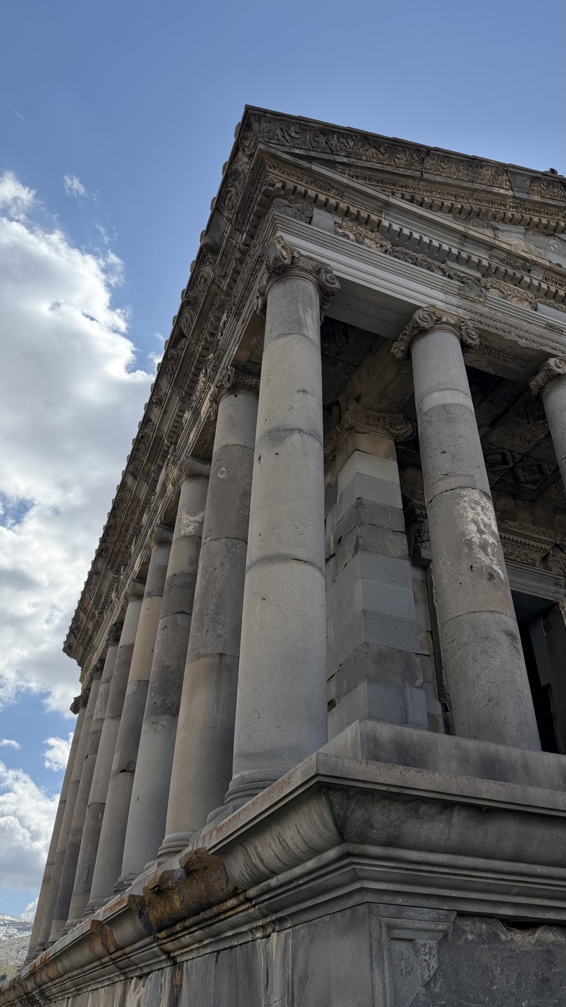 Каменная симфония Гарни, скальный Гегард и обед на озере Севан (Виктория)