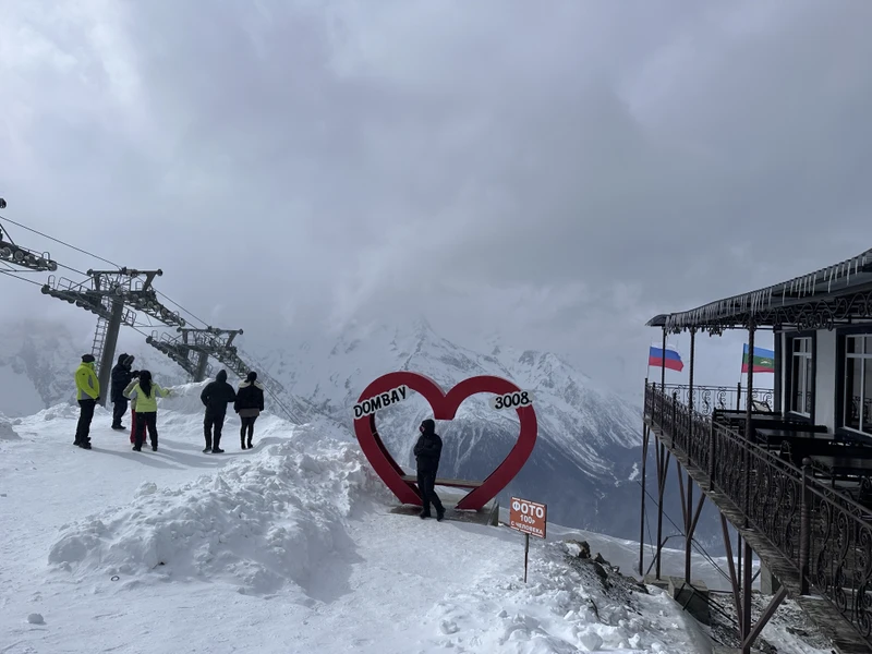 Ездили вдвоем с мужем на Домбай с Олегом 22 февраля. Машина -джип Хавал-комфортабельная, места для ног