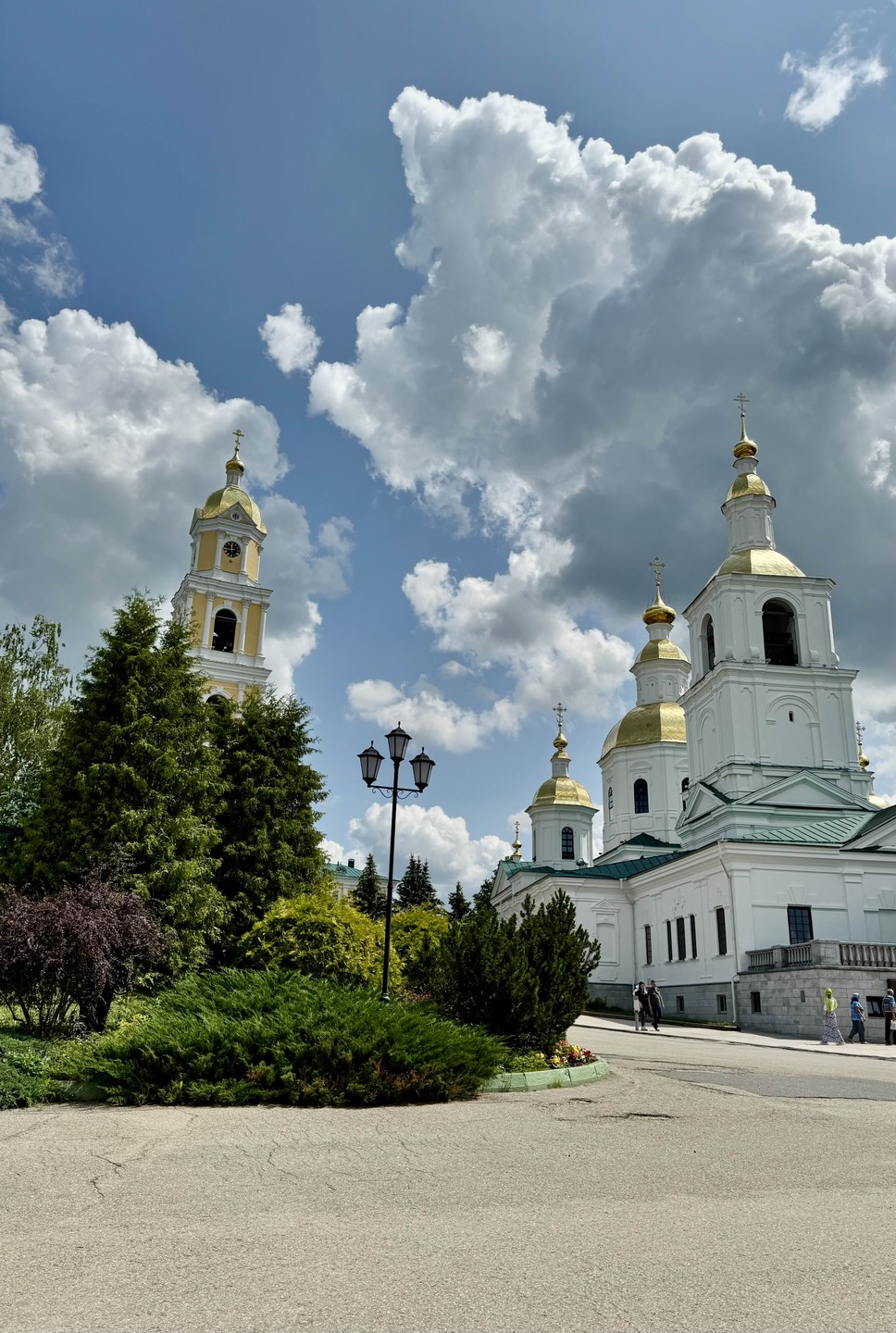 Александр прекрасно провел экскурсию по территории монастыря. Рассказ и повествования интересны и познавательны. Точно берите время