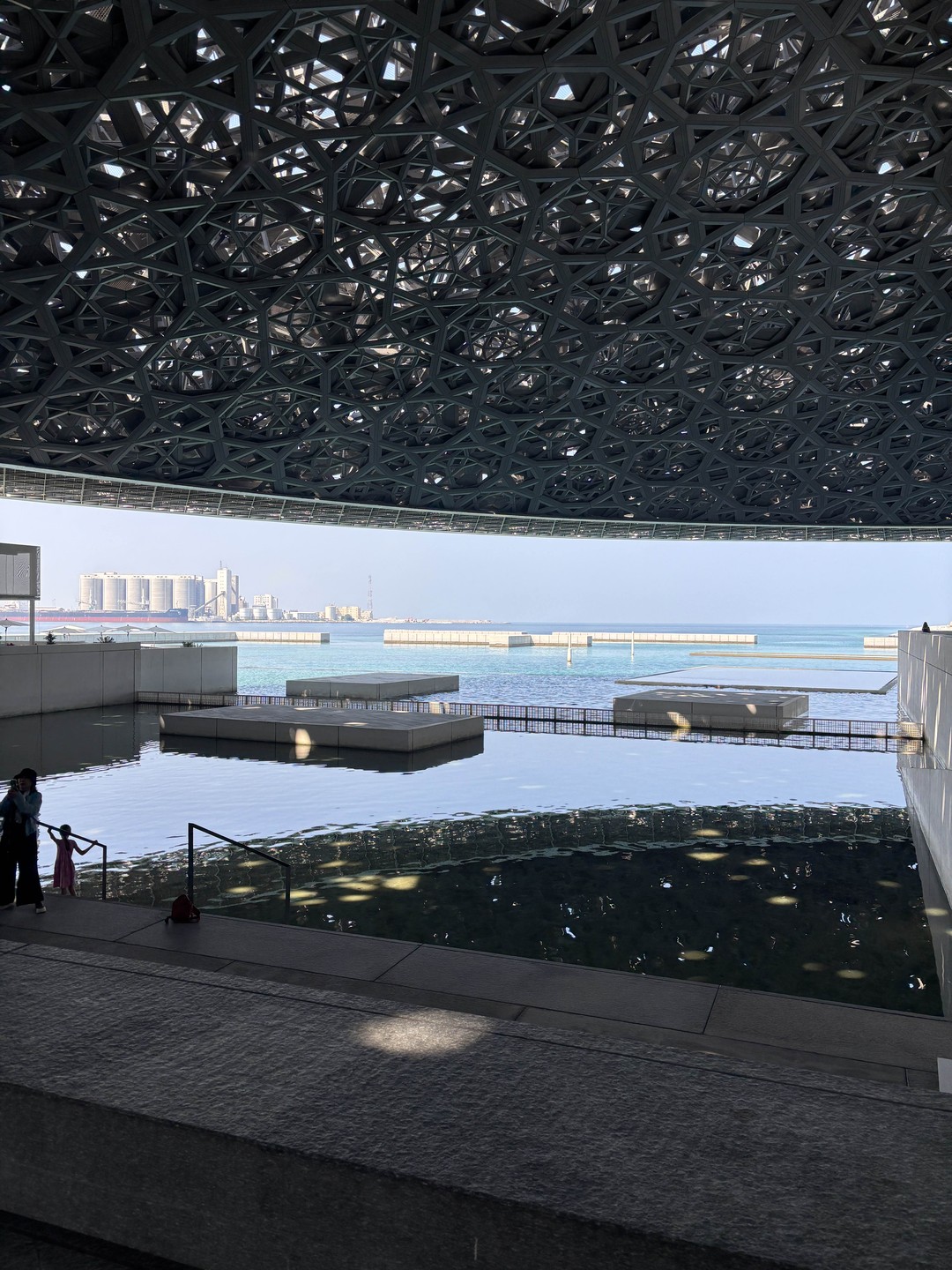 Были на обзорной экскурсии по Абу-Даби из Дубая. Прекрасный гид Девид очень профессионально и занимательно рассказывал