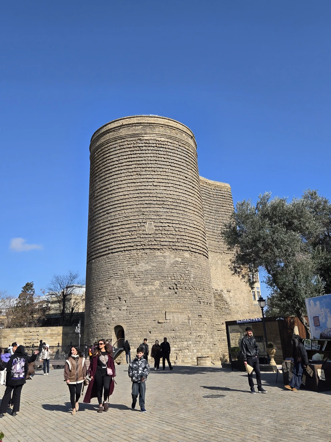 Огромное спасибо за экскурсию! Вел маршрут Рамиль, кореной Бакинец и человек влюблённый в свой город. Было очень интересно и познавательно