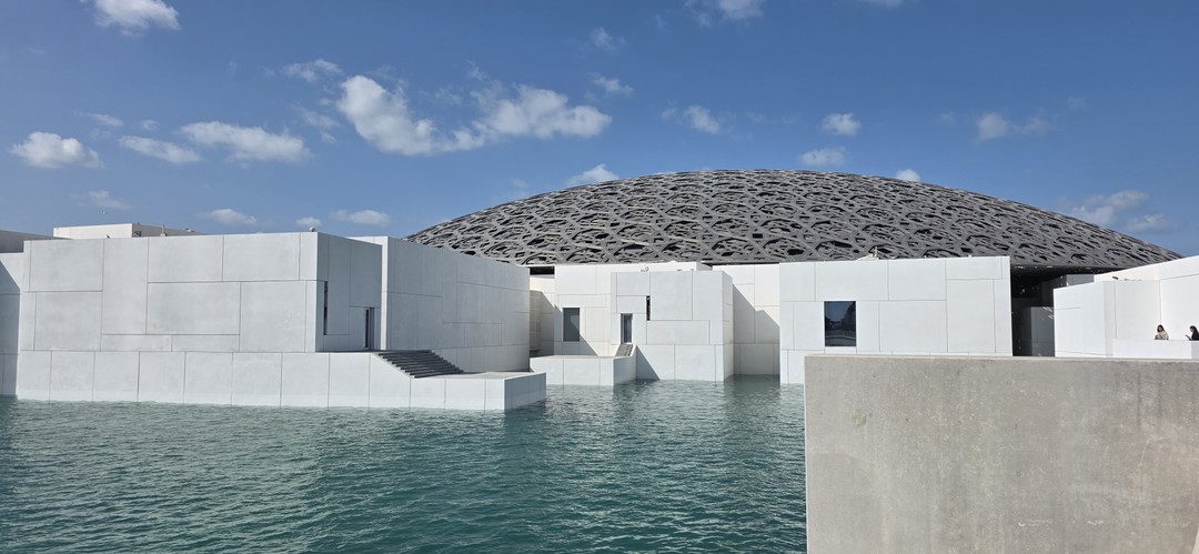 Поездка вчера в Абу-Даби из Дубая прошла восхитительно. Водитель-гид Умид прекрасно говорит по-русски, знает историю страны