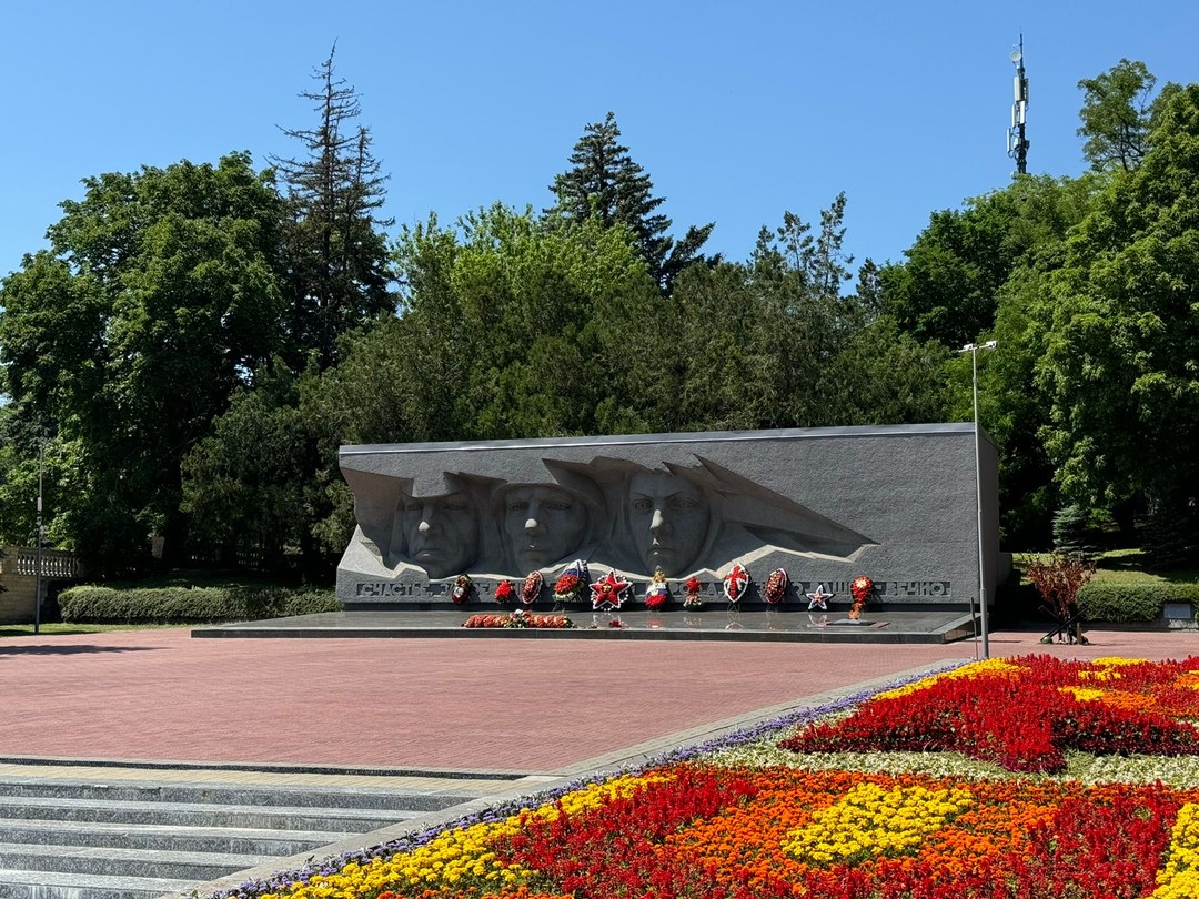 Добрый день. Максим провел нам обзорную экскурсию по центру Ставрополя