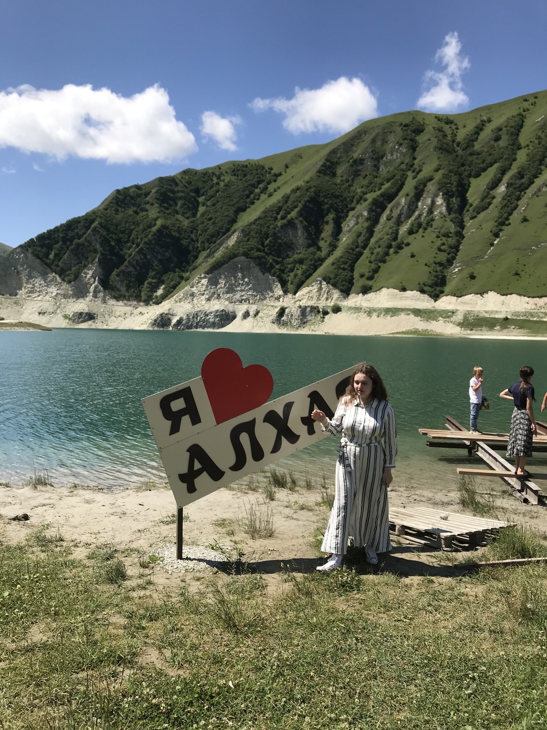 Самая лучшая экскурсия! Виды космические, природа ещё нетронутая человеком, озеро зеркально лазурное манило взглядом, аромат горных