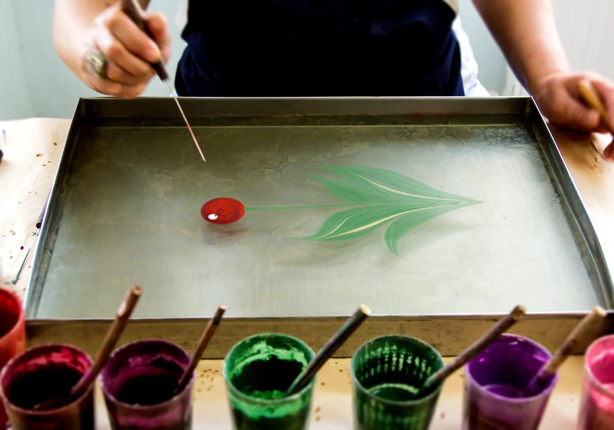 Рисовать на воде — мастер-класс по эбру в Стамбуле (4/15)