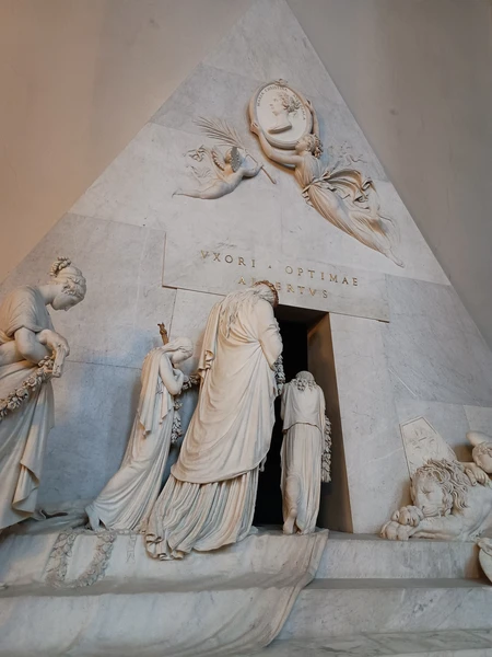 Очень благодарны Марине за насыщенную, познавательную и легко воспринимаемую экскурсию. Дочь влюбилась в Вену и даже