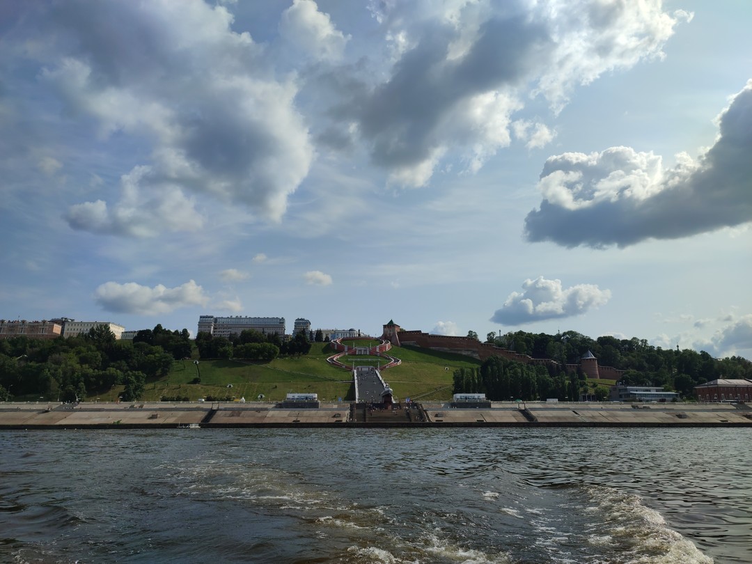 Мы ждали от прогулки на катере именно прогулки, а не экскурсии. Хотели посмотреть город с воды