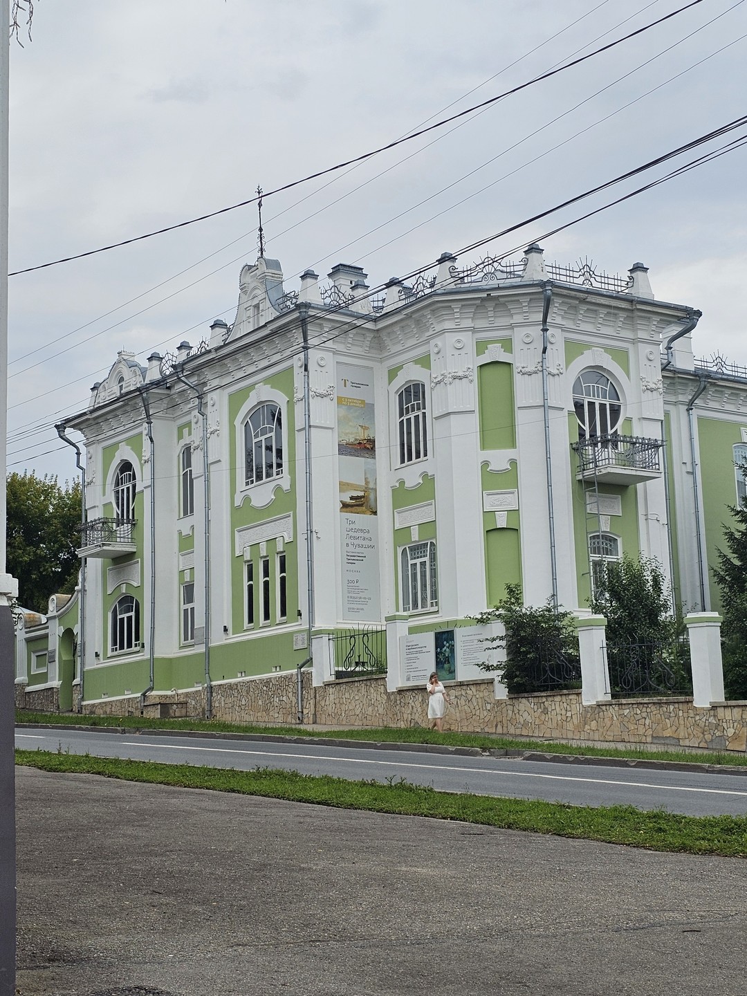 Отличная экскурсия. Даже то, что у нас не было заявленного чаяпития на веранде, так как дом