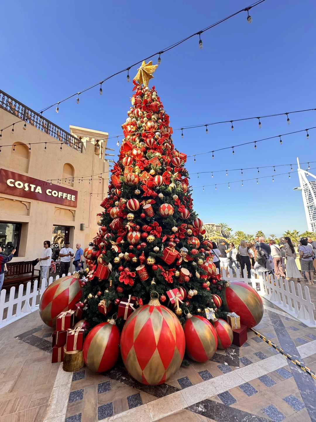 Мы были на экскурсии вчетвером, нас встретил гид Азис. Экскурсию провел согласно оговоренного графика, успели все!