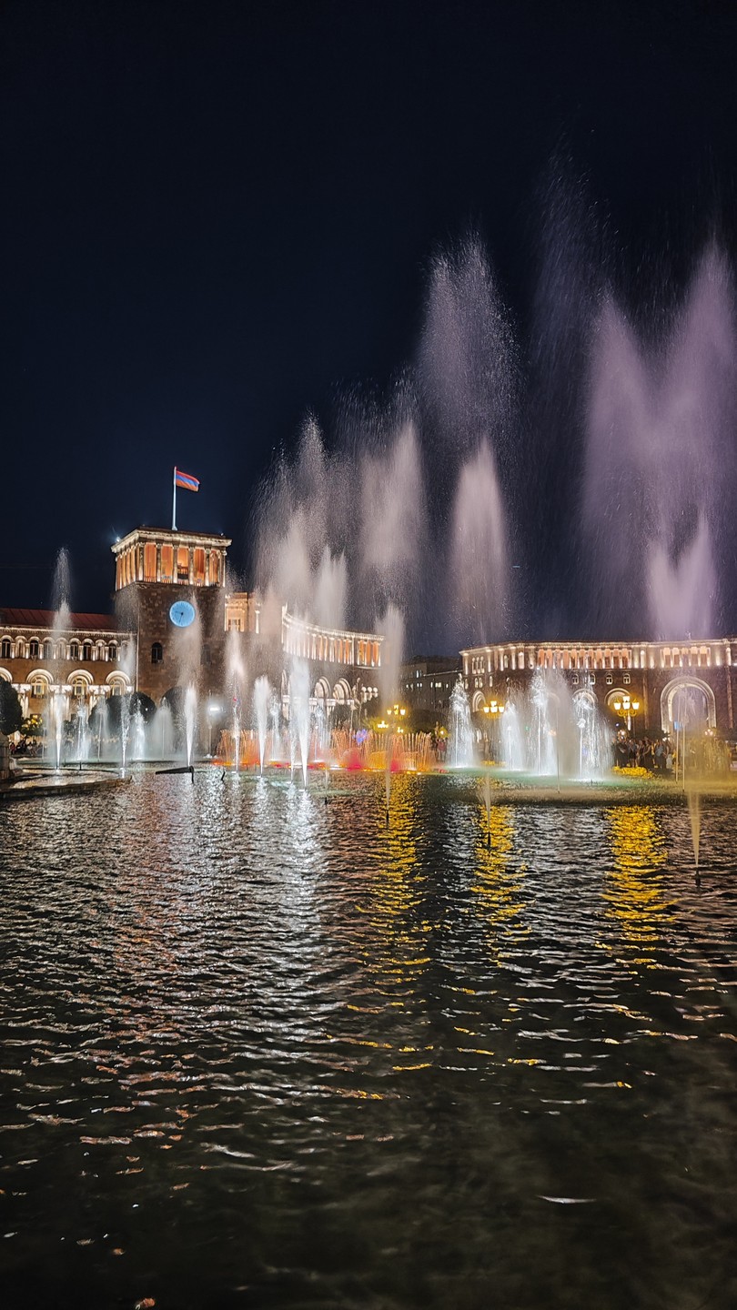 взяли вечернюю прогулку по городу. экскурсию нам провела Анна. прекрасный человек, отличный гид. рассказала, показала и
