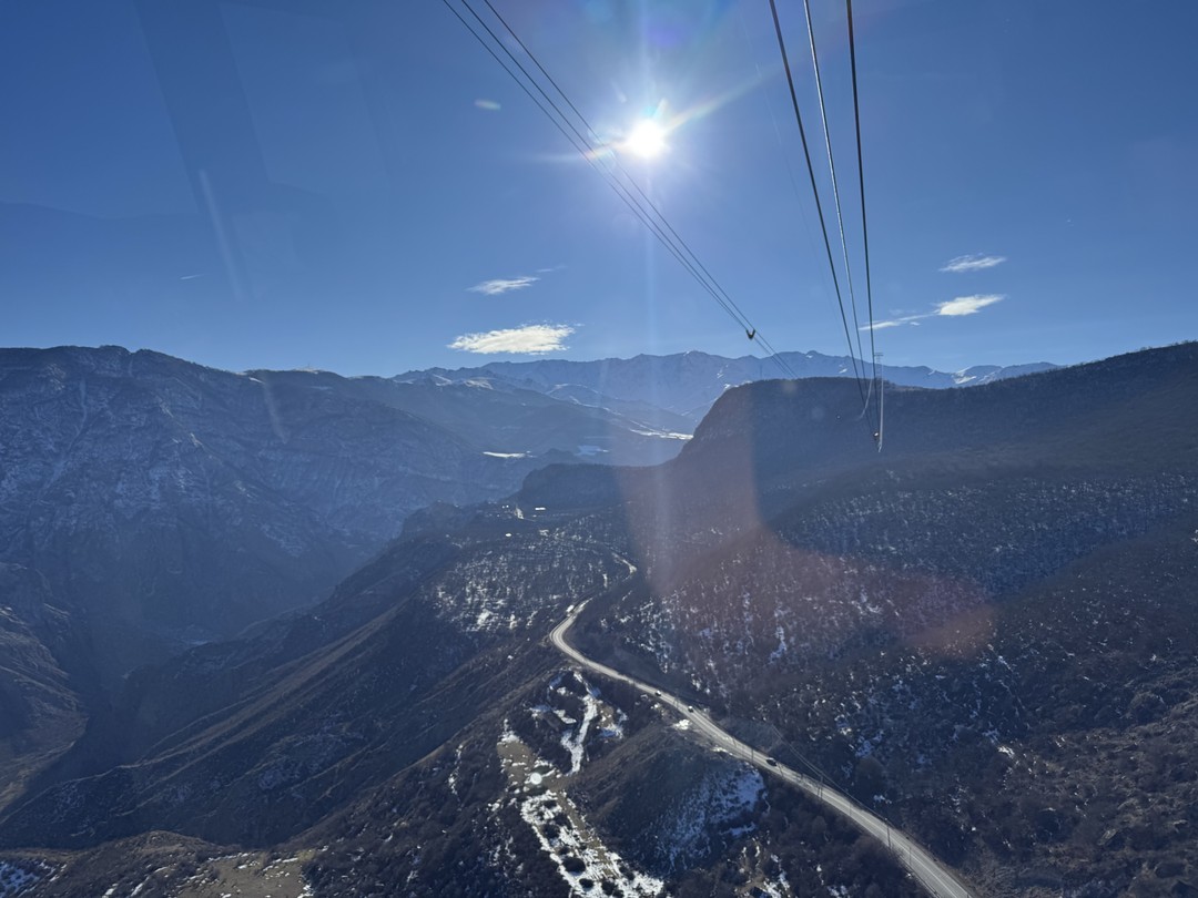 Экскурсия прошла замечательно, даже несмотря на прошедшие обильные снегопады, несколько осложнившие дорожную ситуацию в горах!
