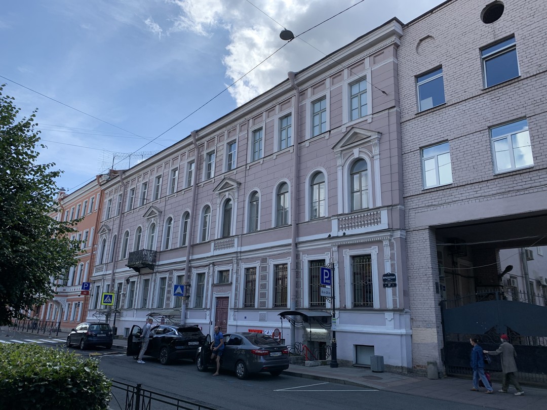 Экскурсия привлекла темой истории прототипов фильма «Восток-Запад». Побывать в квартире исторических персонажей этого фильма - бесценное впечатление.