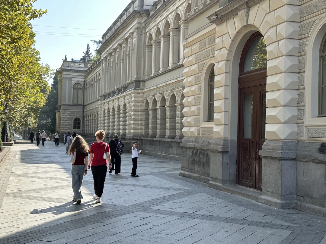 Отличная экскурсия, квест, с временами трудными заданиями, -- например, произнесение длинного слова с большим количеством согласным