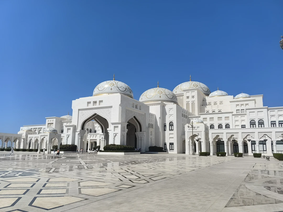 Сегодня посетили индивидуальную экскурсию в Абу-Даби, сопровождал Фируз. Отличная организация, идеальный транспорт, оперативная помощь с билетами