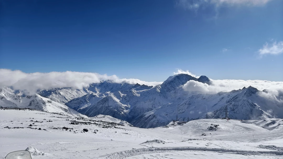 Нашим гидом был Владимир. Заехал за нами к гостинице на комфортабельном минивене. По пути забрали еще