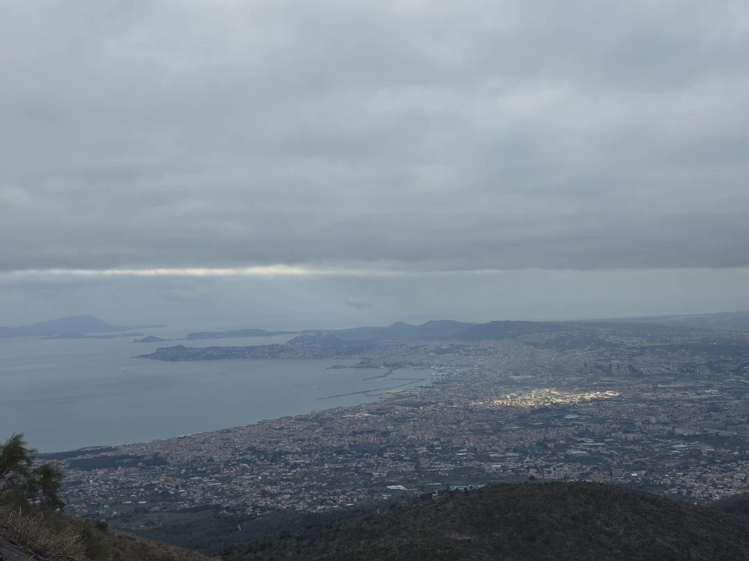 Оказались на несколько дней семьёй в Неаполе. Был один день на экскурсию. Всем хотелось увидеть и