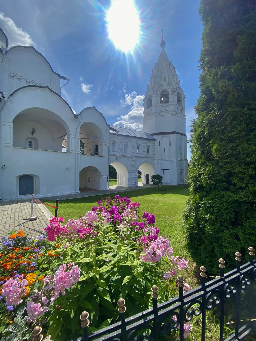 Очень понравился маршрут и гид Сергей! Очень понятно, интеллектуально, аккуратно на машине. Сам маршрут позволяет посмотреть