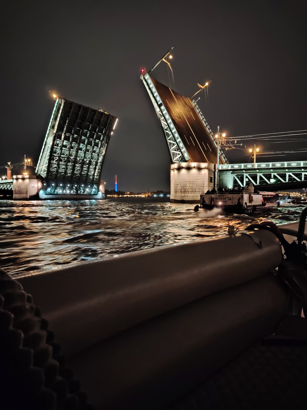 Всё было супер! Ночные прогулки- моя тема. Просто сказочная атмосфера, да ещё и с такой великой историей!!!