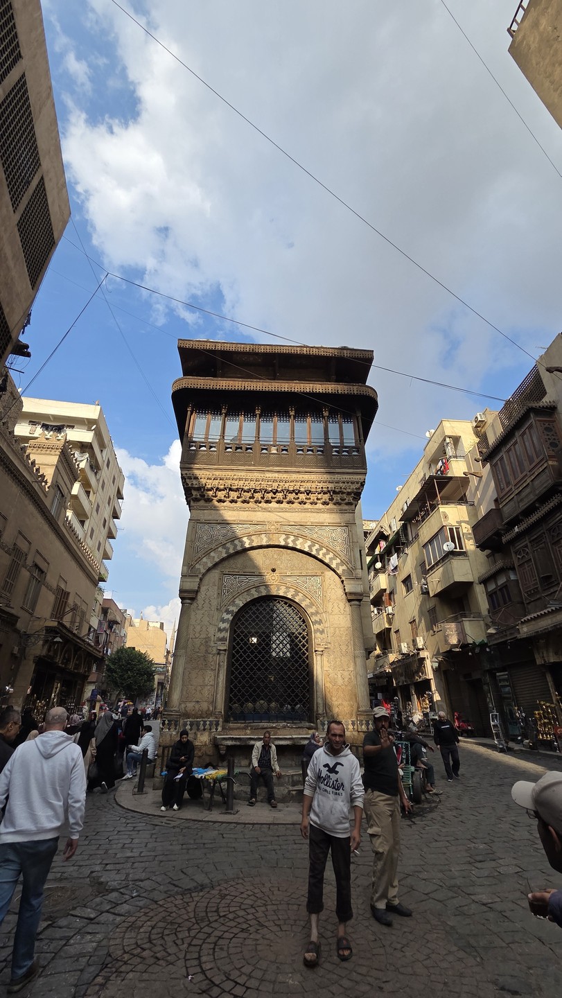 Шериф прекрасный гид, который потрясающе представляет город, который искренне любит. У Шерифа прекрасные знания местной истории