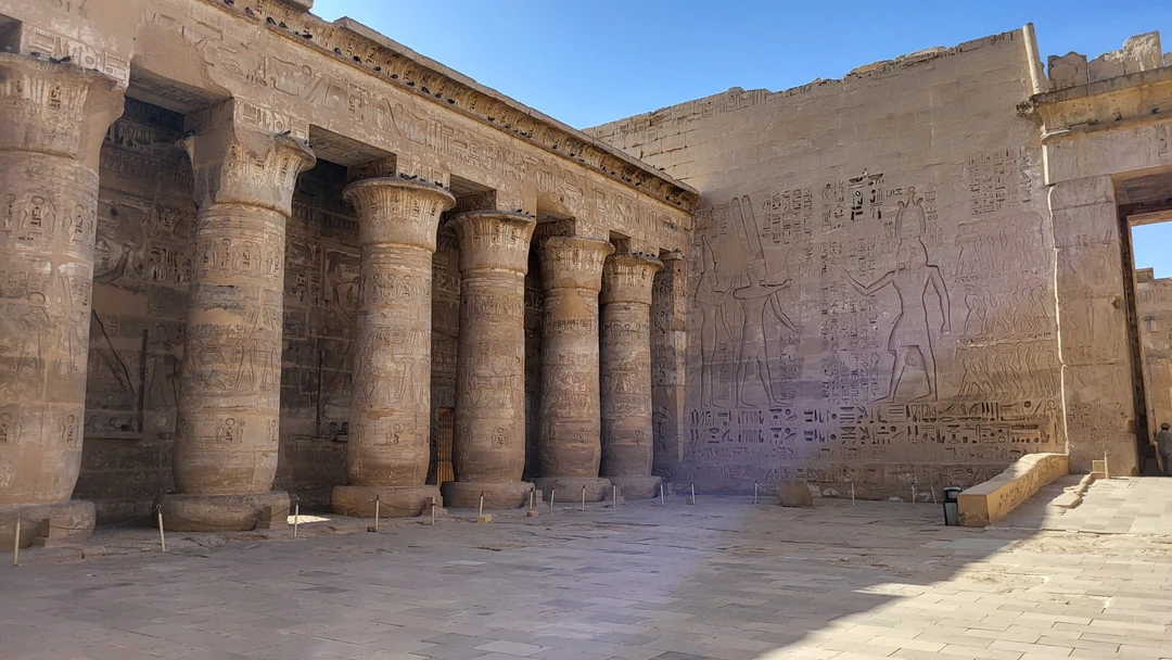 Нашим гидом был Мамдух, очень обоятельный и жизнерадостный человек. Несмотря на долгий путь и обширную программу с ним было легко и безопастно