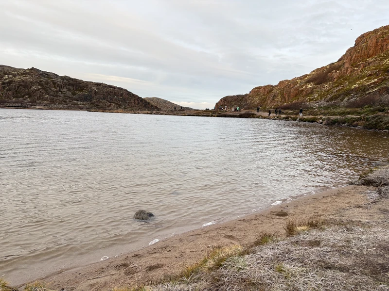 Замечательная экскурсия в Териберку, которая оставила багаж позитивных эмоций и приятных воспоминаний. Экскурсия занимает целый день,