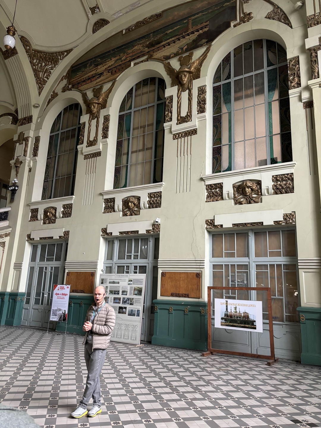 Это одна из лучших экскурсий в Питере! Так умело держать слушателей целых 2,5 часа - это настоящий талант 👍 Нереально интересно!