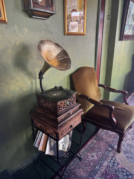 Замечательная экскурсия. Гуляли вместе с приятной девушкой Еленой. Очень здорово и интересно попасть в те места