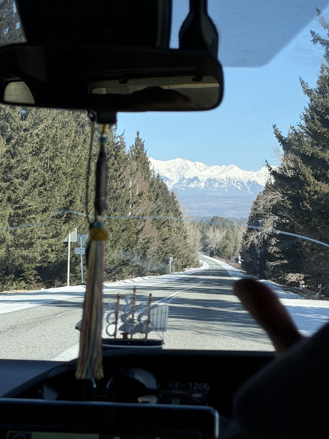 Очень понравилась поездка: комфортный транспорт, очень содержательные и интересные рассказы гида. Повезло с погодой, увидели Саяны