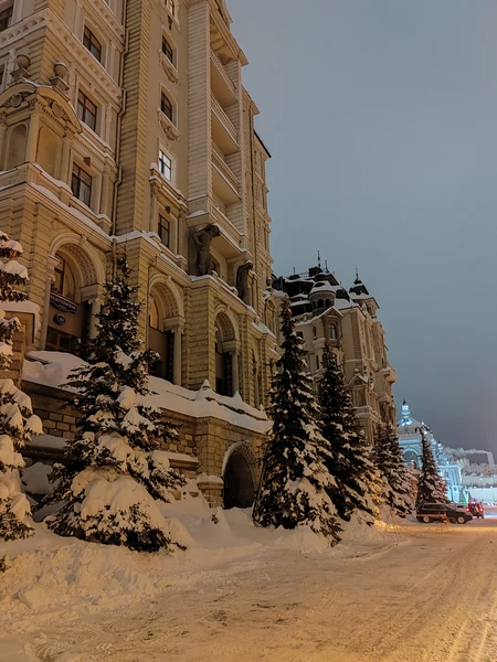 Прекрасное и теплое погружение в историю города. Гид становится вам почти как мамочка: и сфотографирует, и
