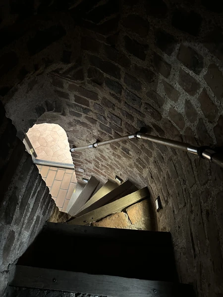 Нас сопровождал Андрей, очень приятный, общительный и пунктуальный мужчина. Приехал вовремя, машина чистая, есть вода для