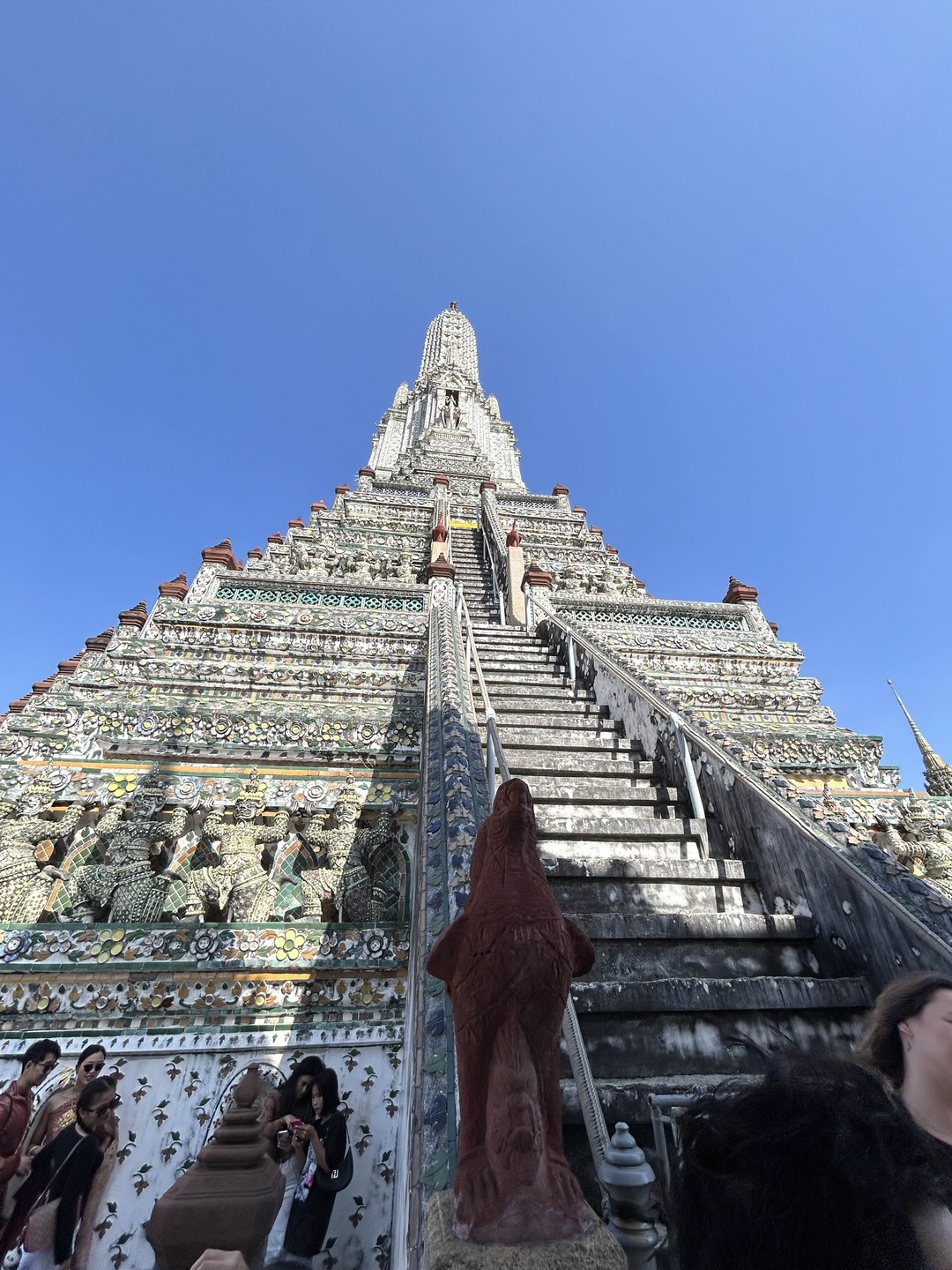 Отличная экскурсия, чтобы познакомиться с главными достопримечательностями Бангкока. Посетили все, что указано в программе экскурсии. Раттанапхон