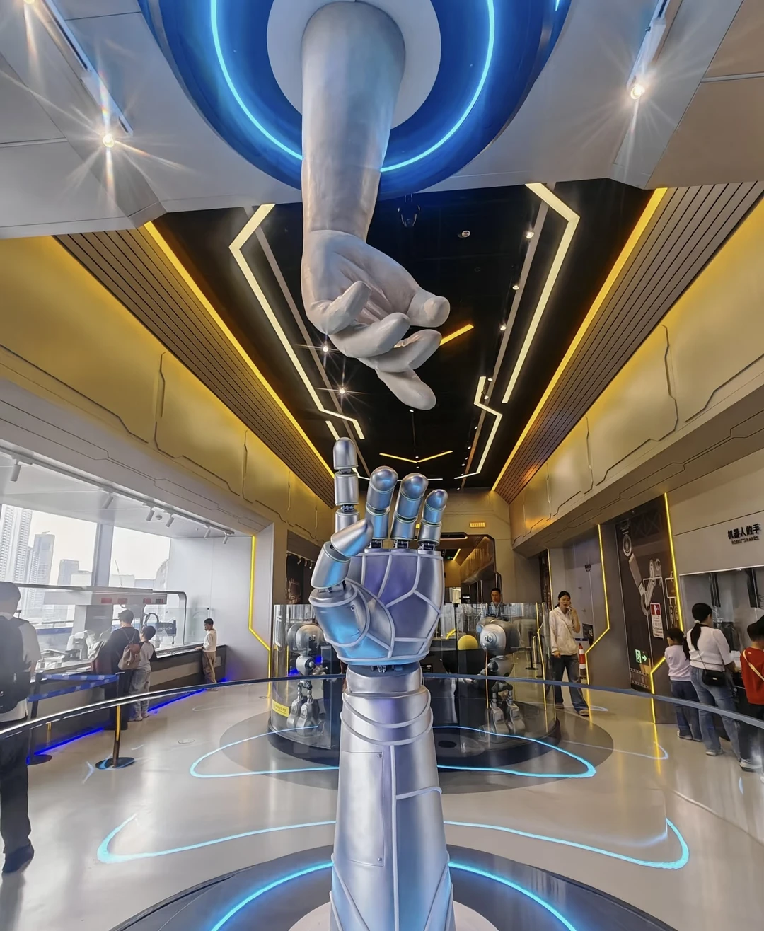 Шэньчжэнь поразил нас своей технологической продвинутостью. В Музее науки и технологий было много интересных экспозиций о