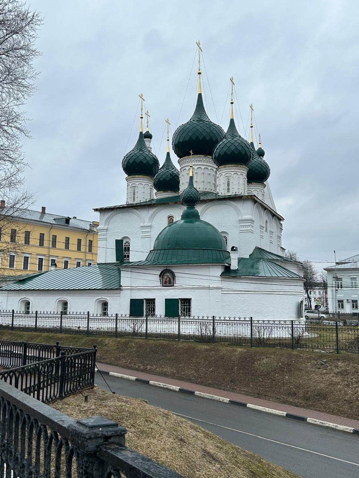 Артём заболел, экскурсию проводила Вера. Очень приятная, отлично владеющая материалом! Спокойно и интересно провели время в центре Ярославля. Спасибо
