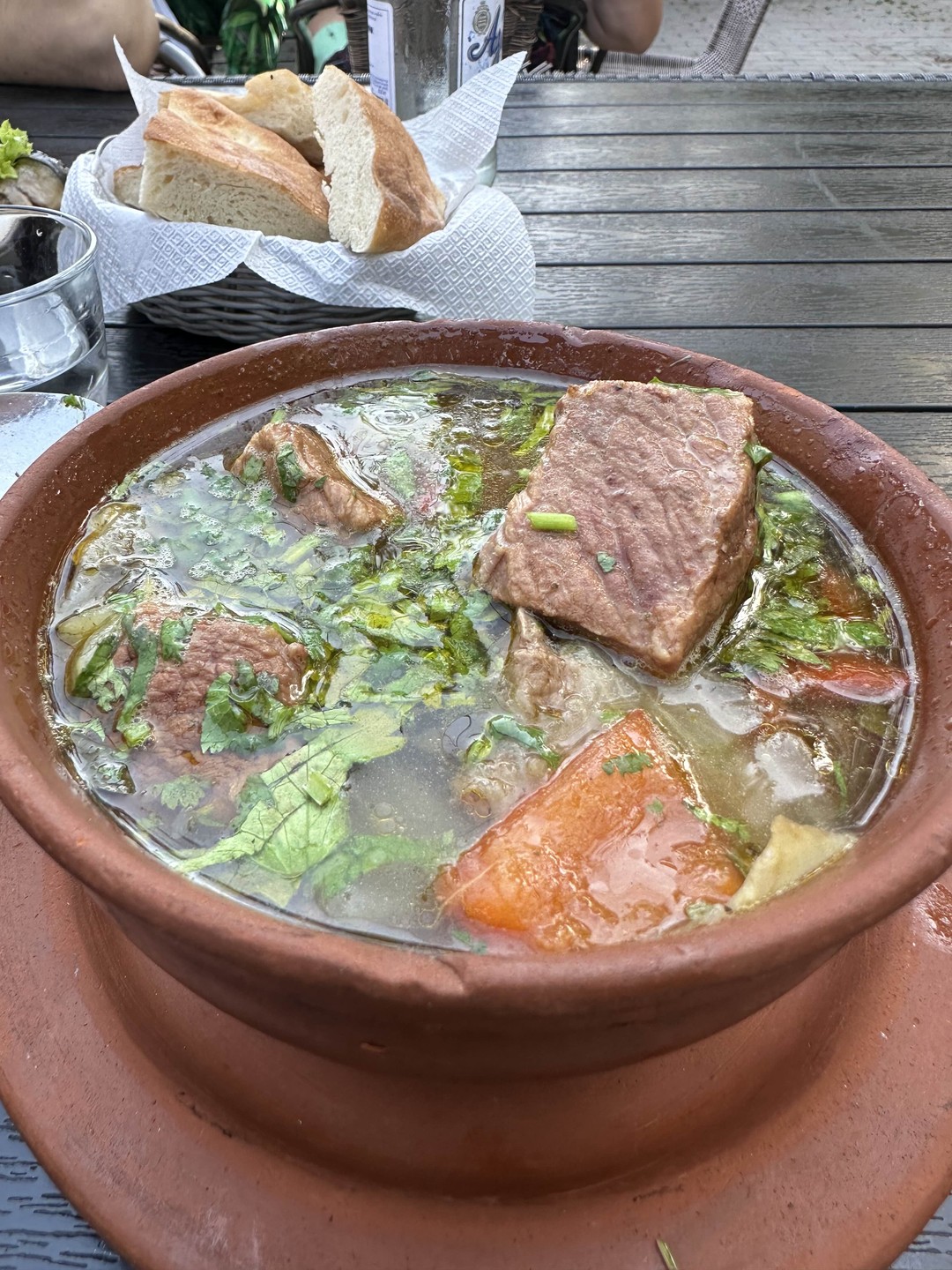 Я всегда путешествую ради еды. Все было замечательно! Вины натуральные, мясо и сыры - натуральные продукты. Рекомендую от души!