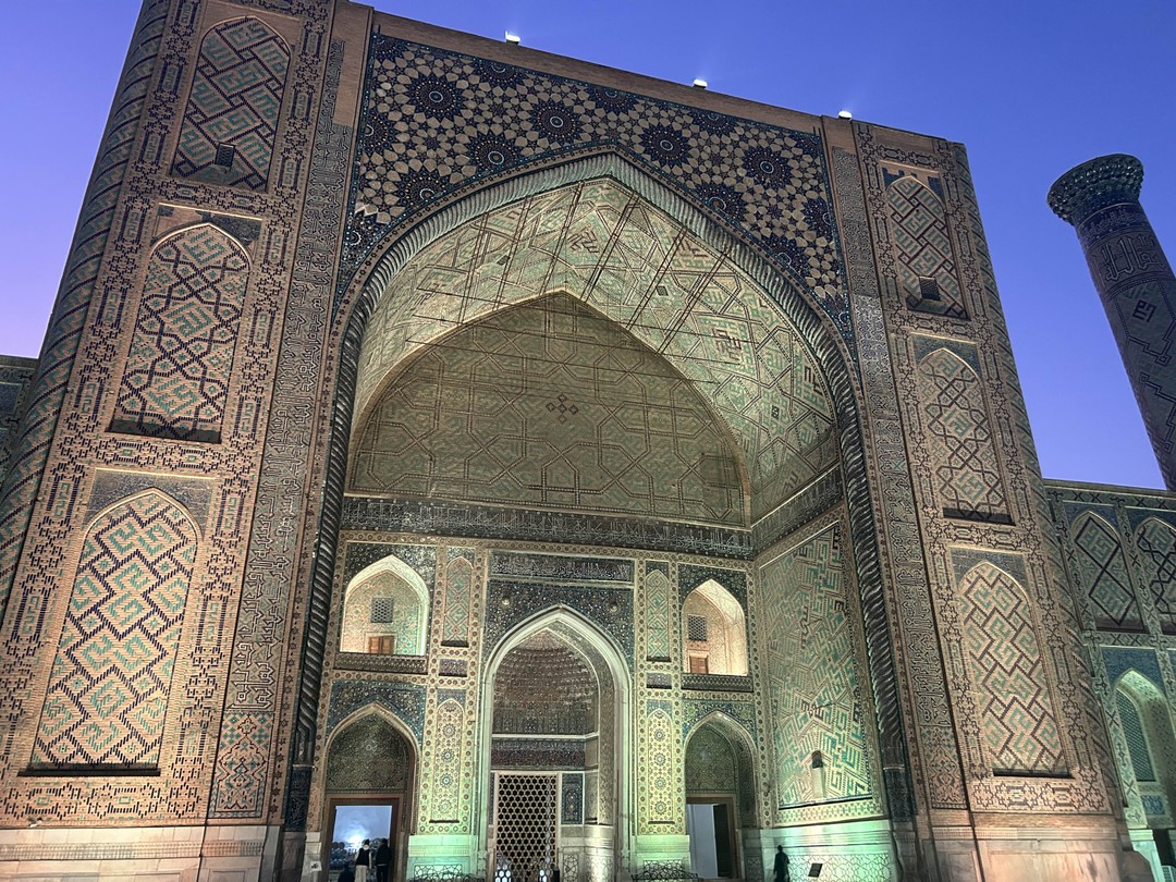 Хотели выразить свою благодарность гиду Даниеру за погружение в мир древнего Самарканда, старый город ожил для