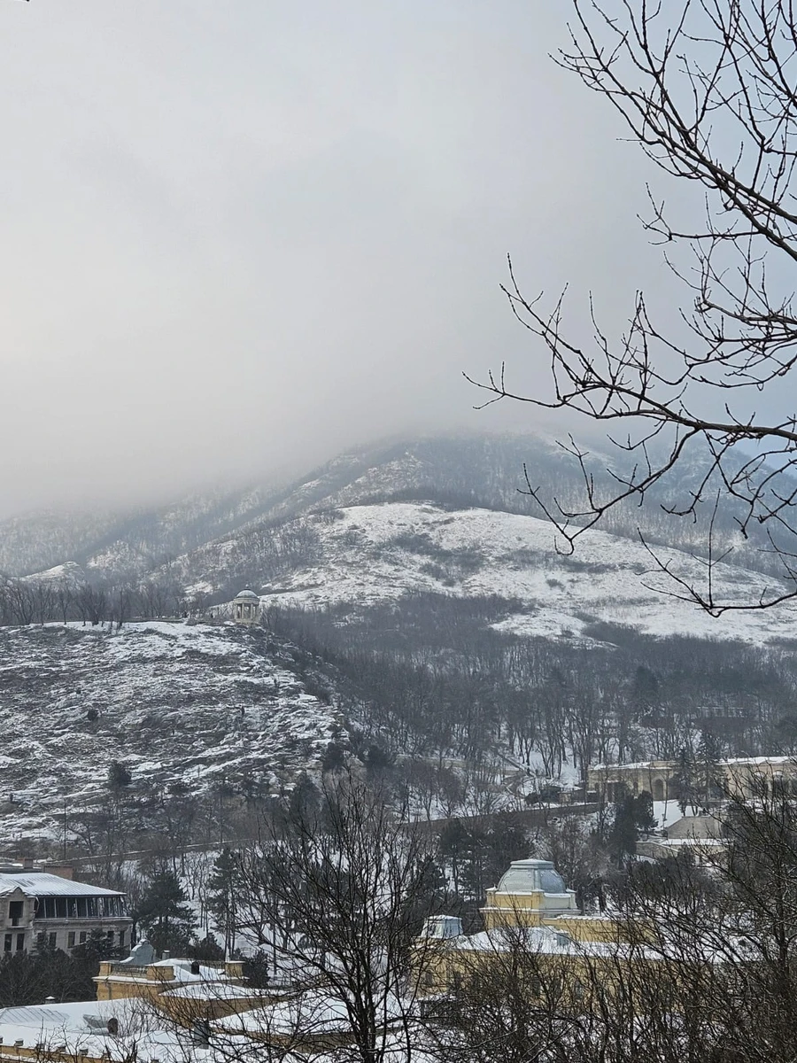 Виктор встретил нас в аэропорту Мин вод, и мы поехали на экскурсию в Пятигорск. Он очень
