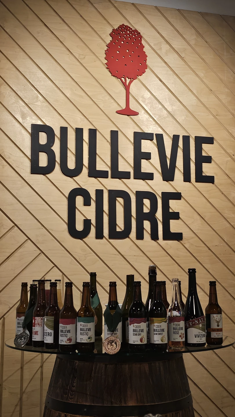 Татьяна прекрасный экскурсовод, а самое главное как и вся команда сидрерии, влюблена в свою работу! Много