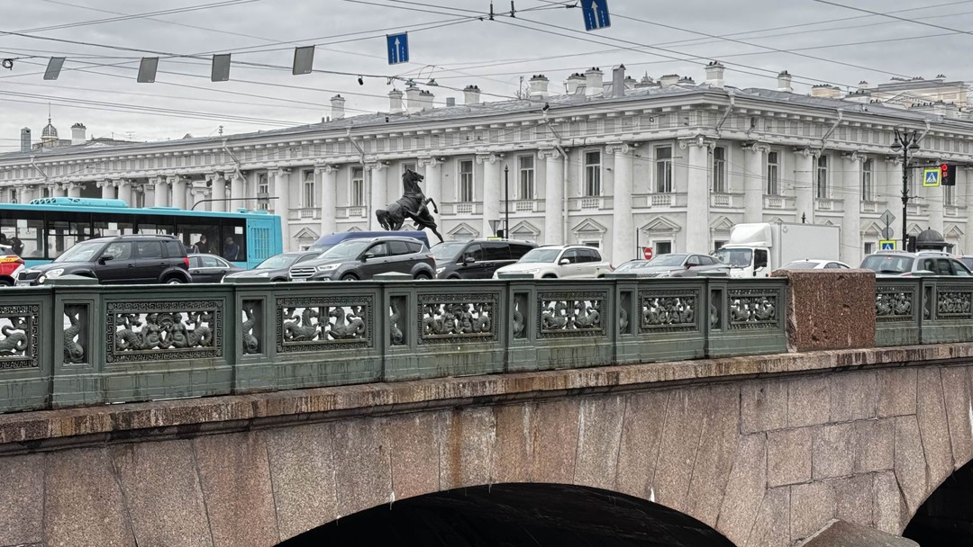 Замечательная экскурсия в форме непринужденной прогулки по городу. По пути множество локаций из советского и российского