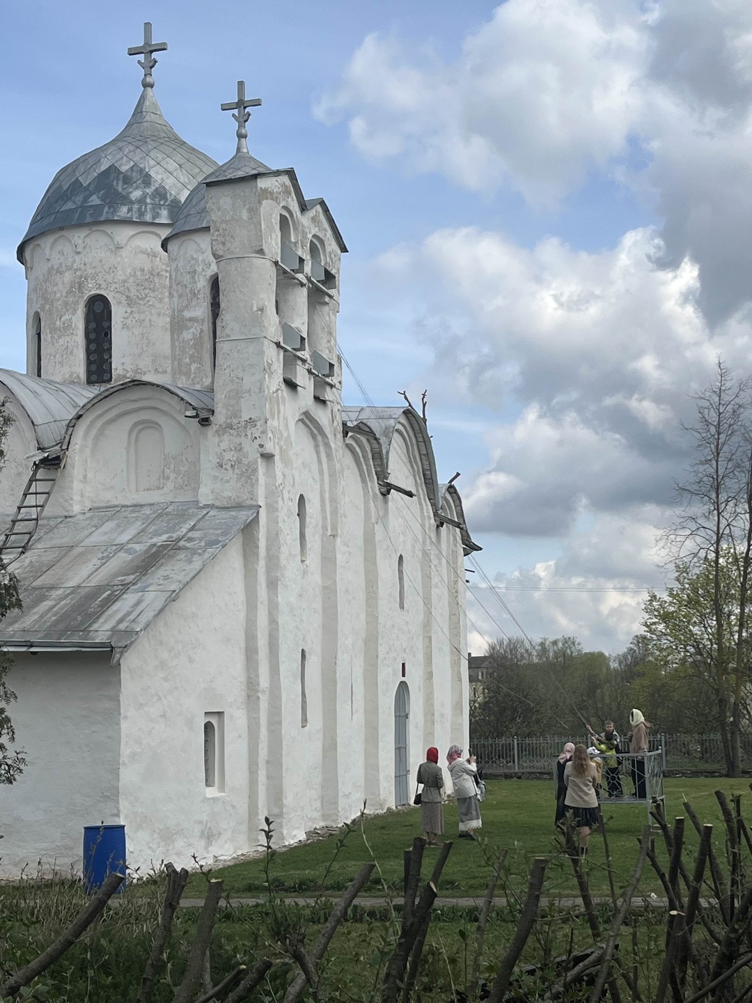 Как здорово, что мы в первый день нашего посещения Пскова встретились с Денисом, который провез нас