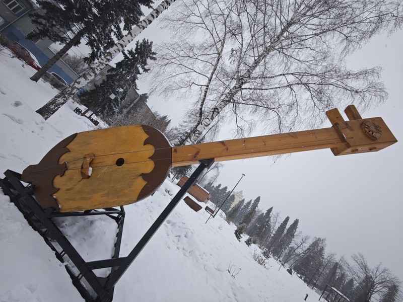 Небольшой молодой город из нескольких улочек, т. е. вроде бы и не то чтобы много мест