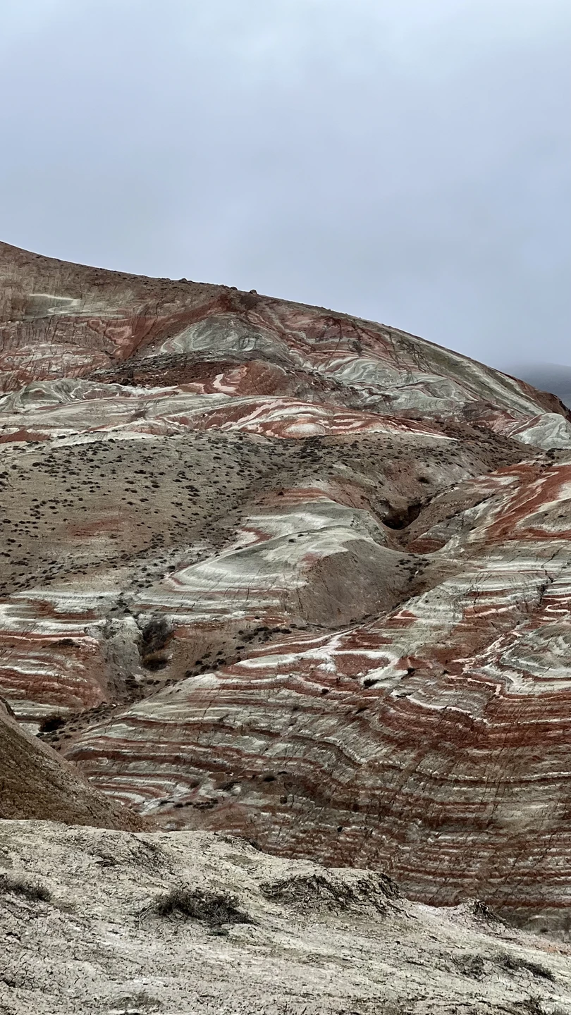 Были на экскурсии в конце февраля ради Леденцовых гор - локация очень красивая, очень интересная. Розовое