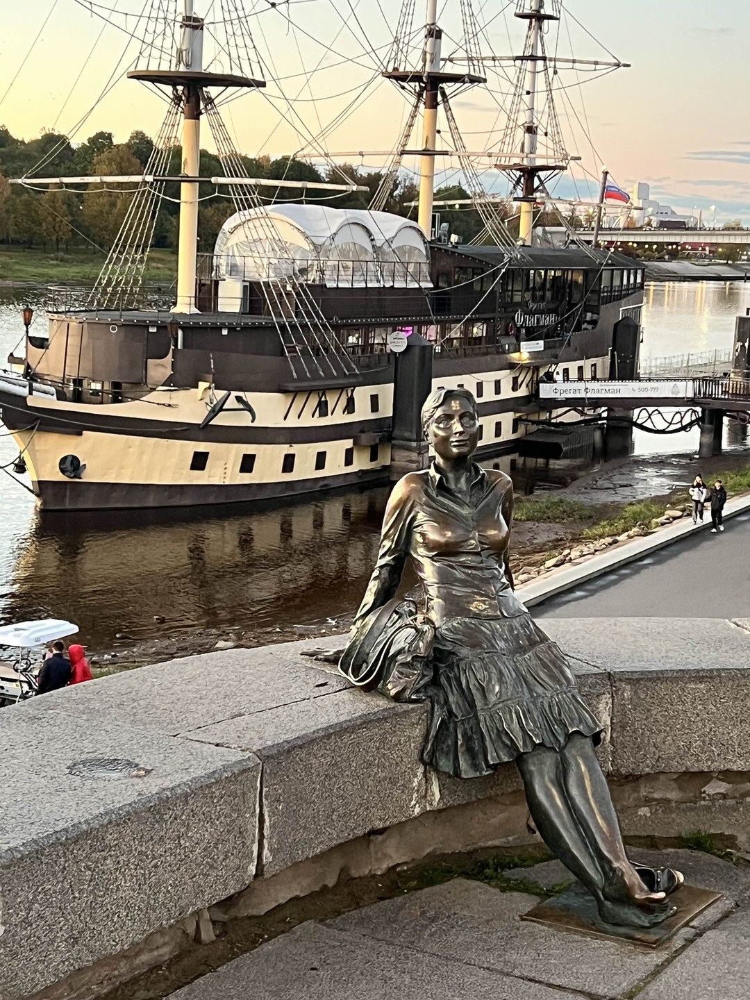 Спасибо Аркадию,хорошая экскурсия,всегда приятно слушать человека который любит свой город,а главное знает историю,нам все очень понравилось