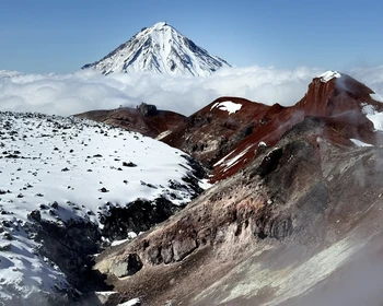 Авачинский вулкан и гора Верблюд