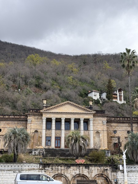 Экскурсия была организована отлично. Гид замечательный, очень приятный, внимательный и ненавязчивый человек. Никаких «навязанных» остановок не