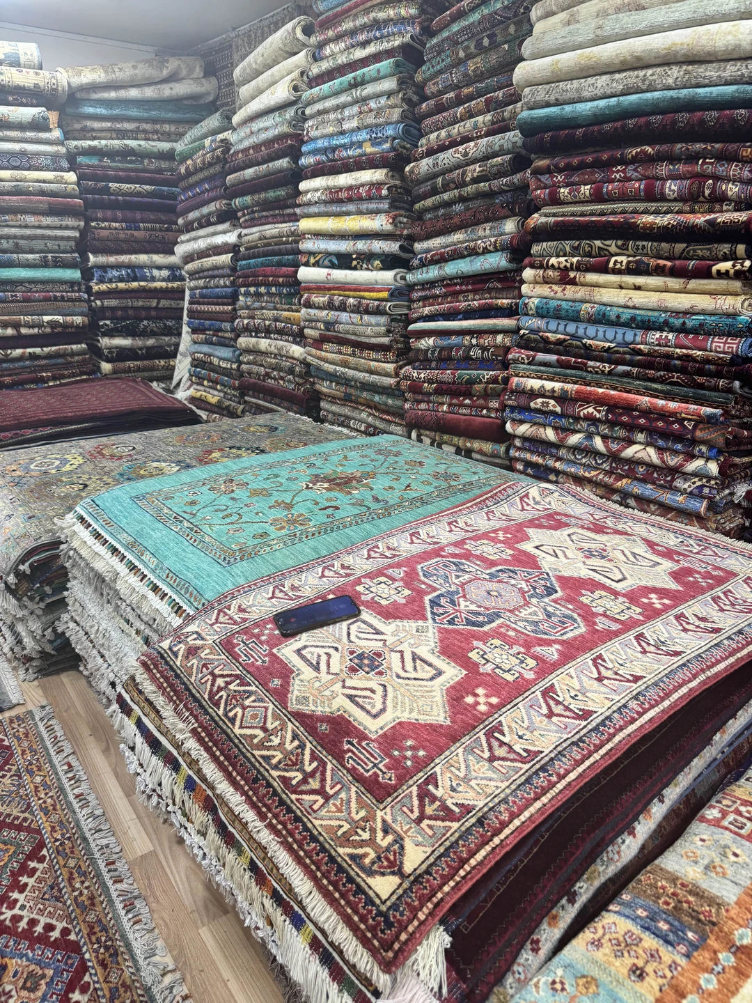 Очень советую данного гида, заинтересовал рассказами даже подростка. Добавил в маршрут локации, исходя из нашего запроса