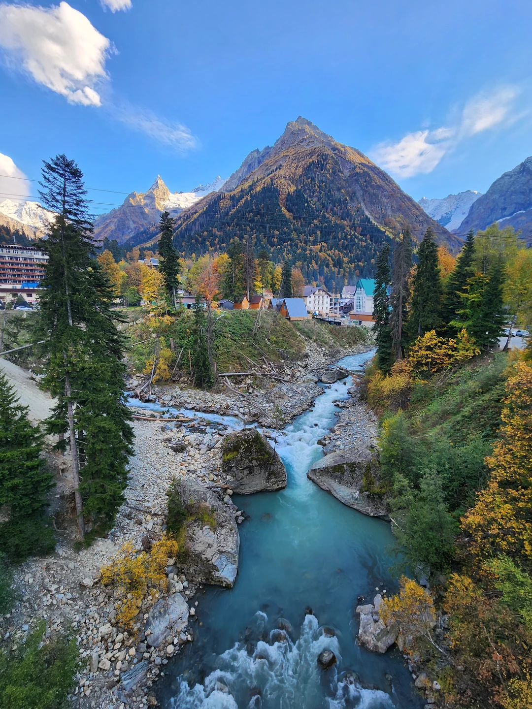 Были на индивидуальной экскурсии в Домбай вчера, 6 октября с гидом Андреем. Нас было четверо- двое