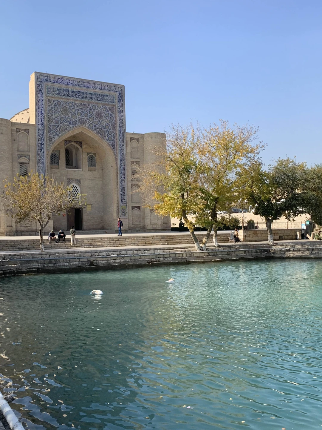 Совершенно чудесно, что мое знакомство с Бухарой началось именно с Ислома! Прекрасный рассказчик и интереснейший собеседник! Влюбилась в Бухару ❤️