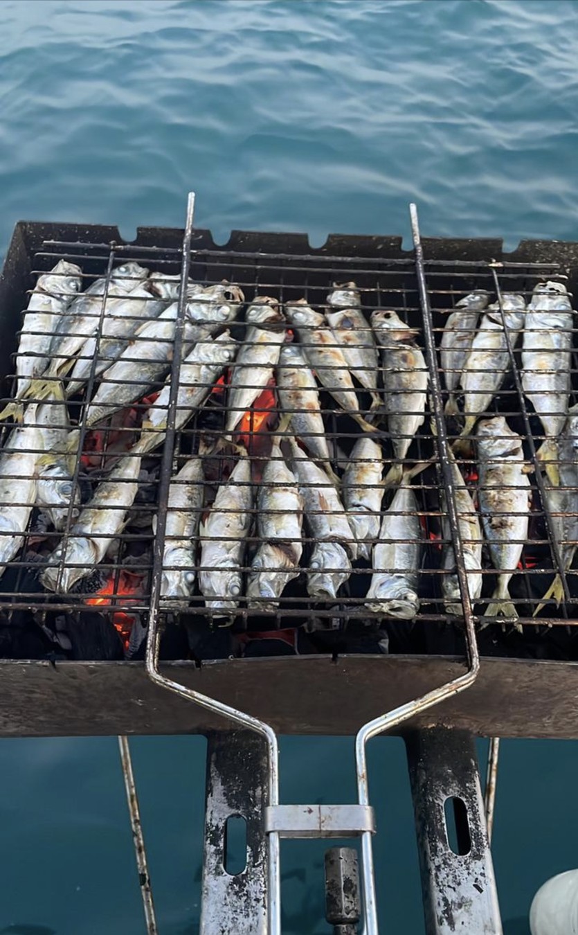 Черноморская рыбалка и пикник в открытом море