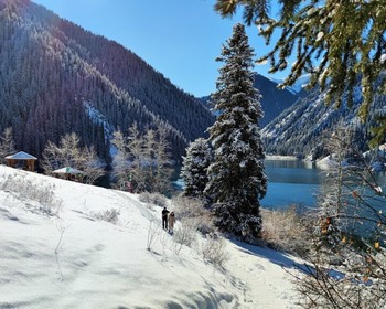 Озеро Кольсай, Ясеневая роща и горячие источники